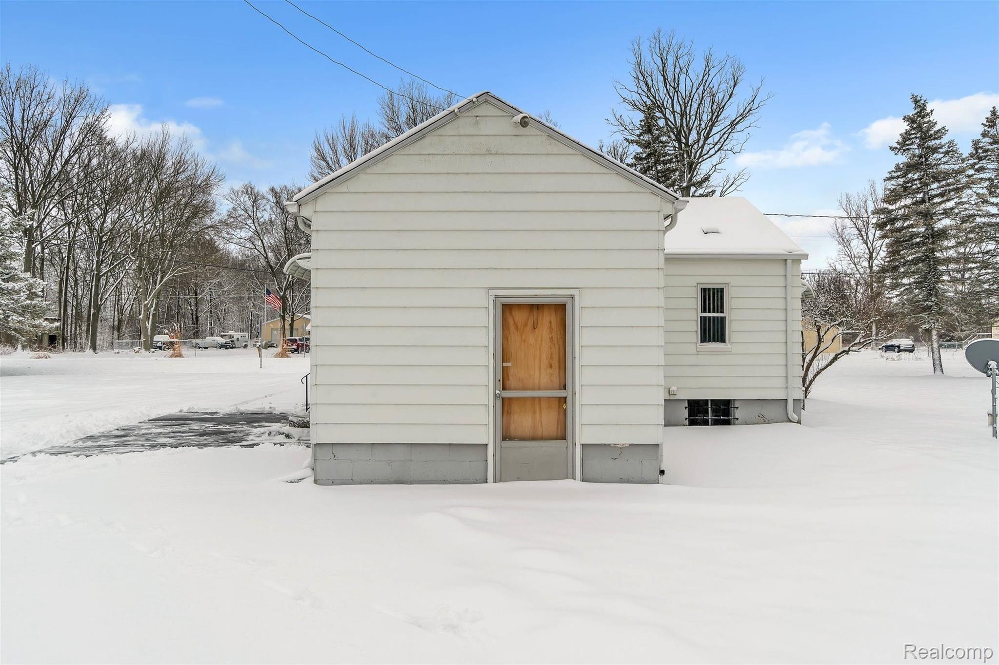 5284 West Carpenter Road Flint, MI 48504 - Photo 27 of 31 28-5284 W Carpenter Rd-WindowStill-Real-Estate-Photography-27.jpg
