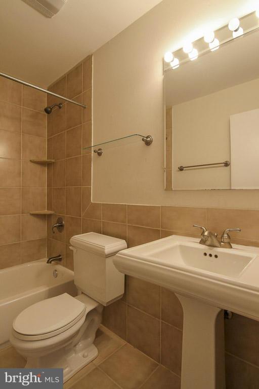 8325 Moline Place Springfield, VA 22153 - Photo 13 of 18 Bath
