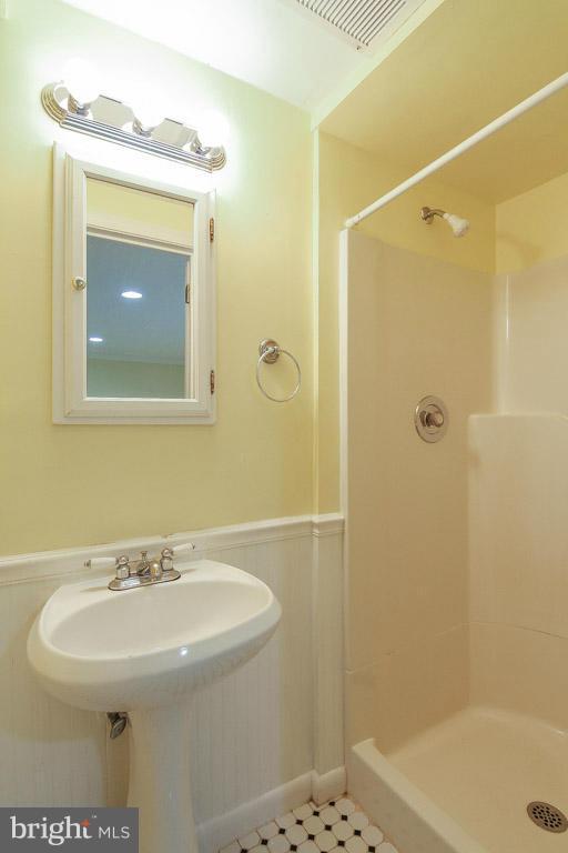 8325 Moline Place Springfield, VA 22153 - Photo 15 of 18 Bath