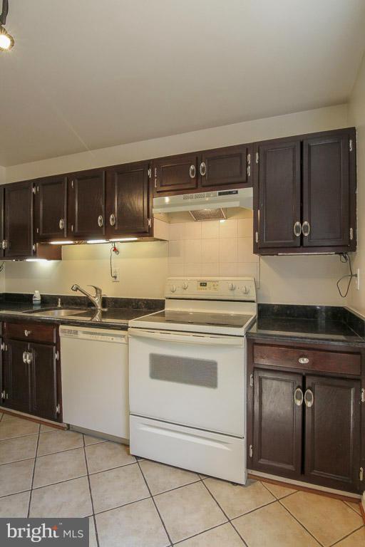 8325 Moline Place Springfield, VA 22153 - Photo 6 of 18 Kitchen