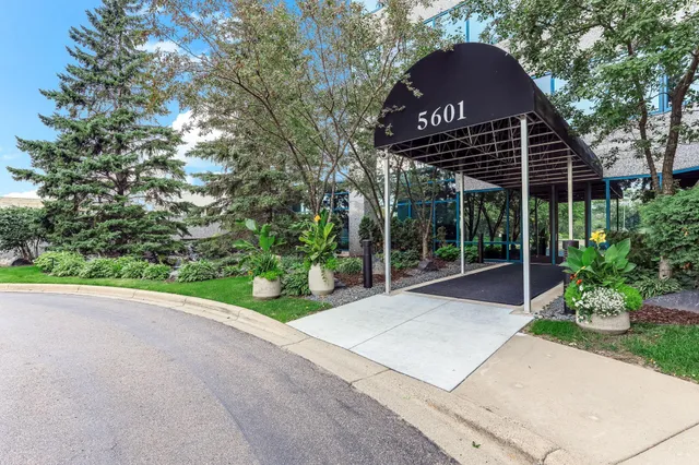 $245,000 | 5601 Smetana Drive, Unit 1010, Minnetonka, MN 55343