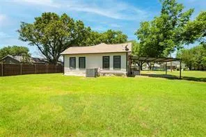 $1,975 | 307 South Crockett Street, Edgewood, TX 75117