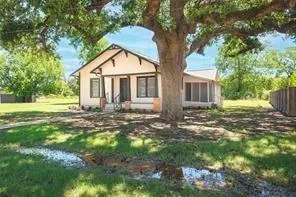 $1,975 | 307 South Crockett Street, Edgewood, TX 75117