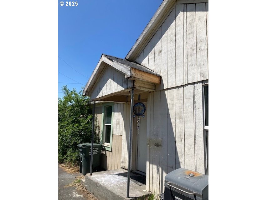 112 Southeast 11th Street Pendleton, OR 97801 - Photo 2 of 2 a front view of a house with a yard