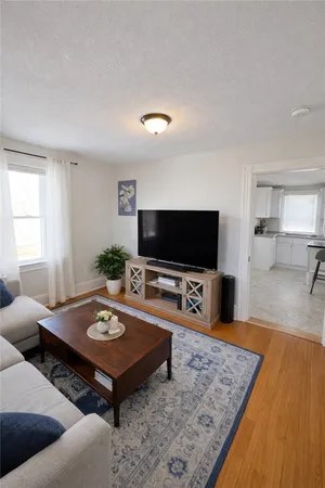 $2,350 | 299 State Street, Unit 2, Bristol, RI 02809
