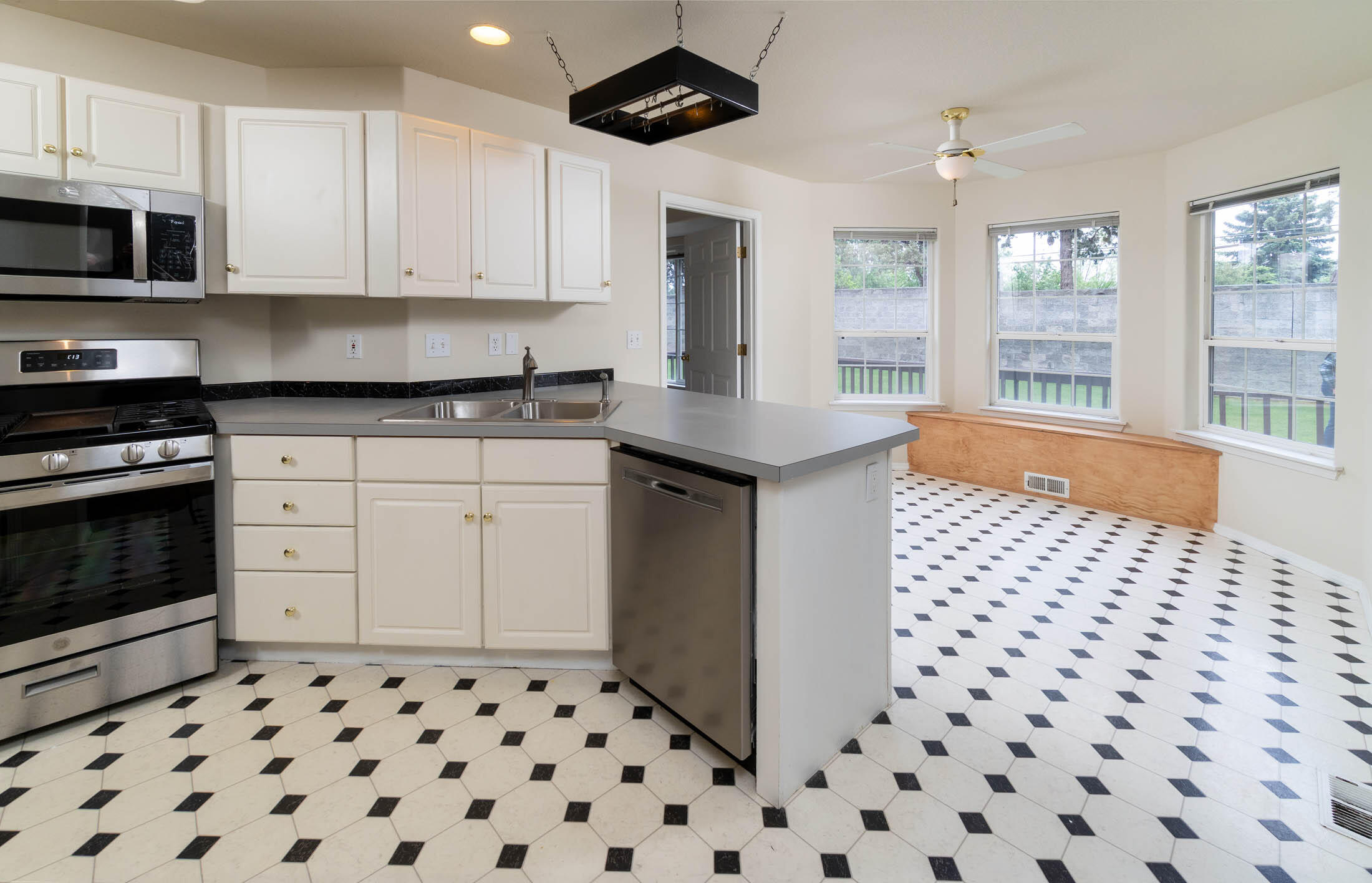3389 Northeast Stonebrook Loop Bend, OR 97701 - Photo 6 of 27 Beautiful kitchen with semless countertops and breakfast nook.