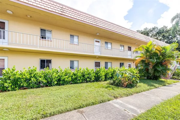 $1,100 | 2003 Greenbriar Boulevard, Unit 16, Clearwater, FL 33763