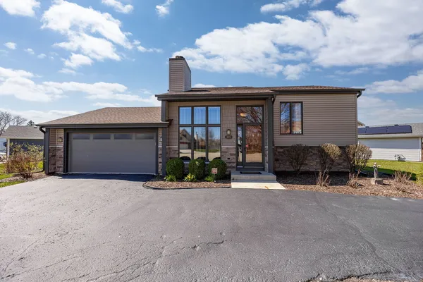 $375,000 | 325 Homewood Drive, Bolingbrook, IL 60440