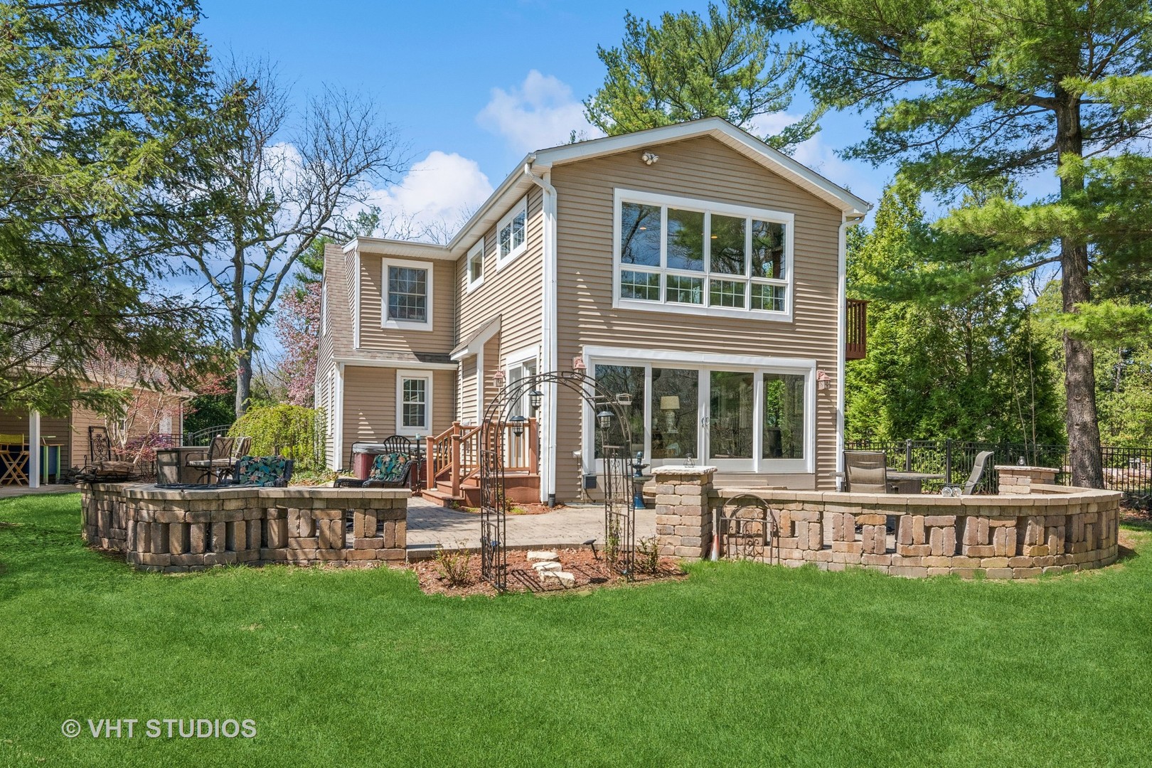 59 2s283 Route Warrenville, IL 60555 - Photo 7 of 49 a front view of a house with a yard