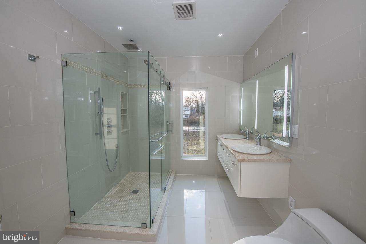 125 Andover Drive Exton, PA 19341 - Photo 27 of 43 Oversized shower