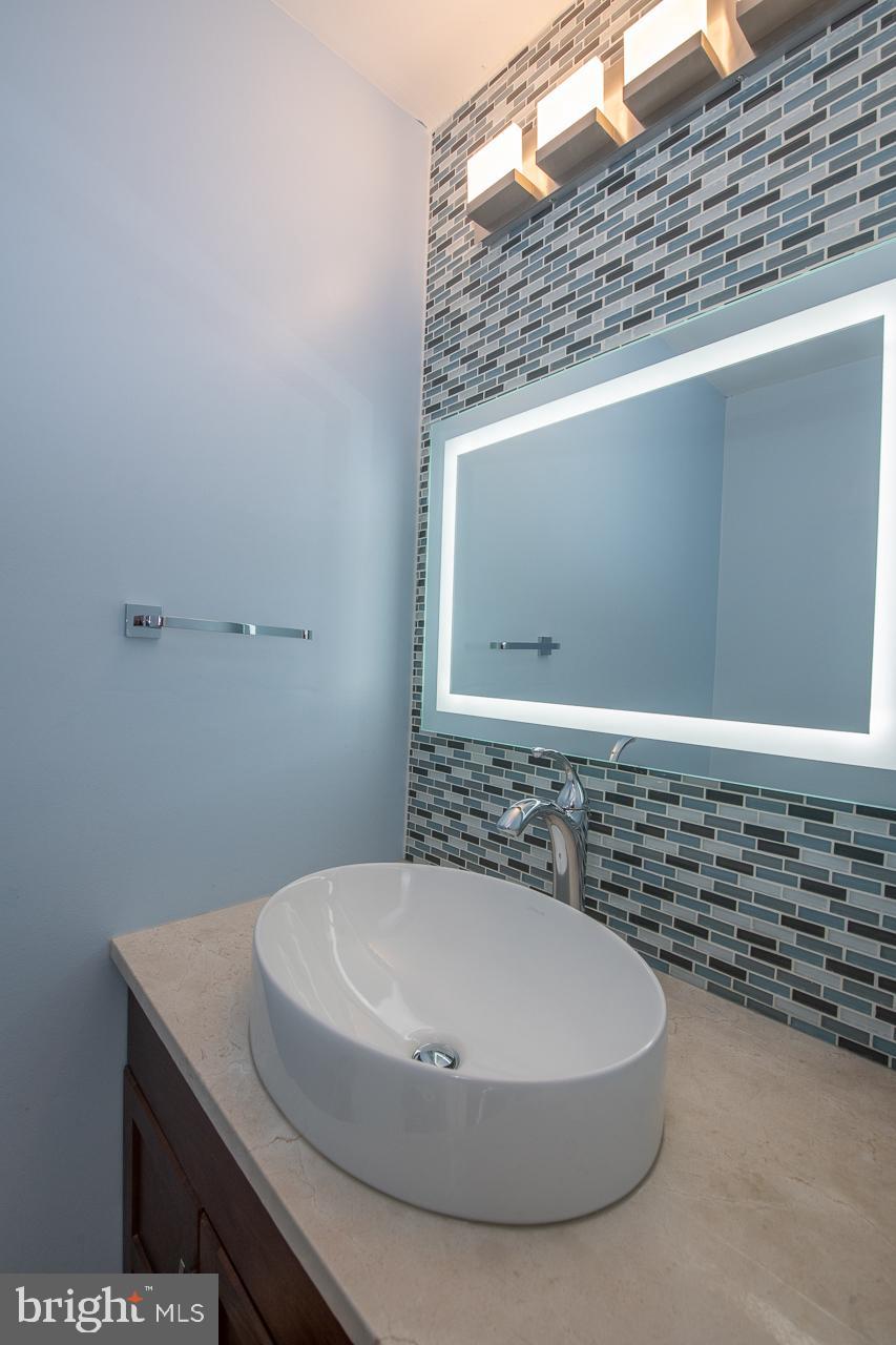 125 Andover Drive Exton, PA 19341 - Photo 10 of 43 1st floor powder room