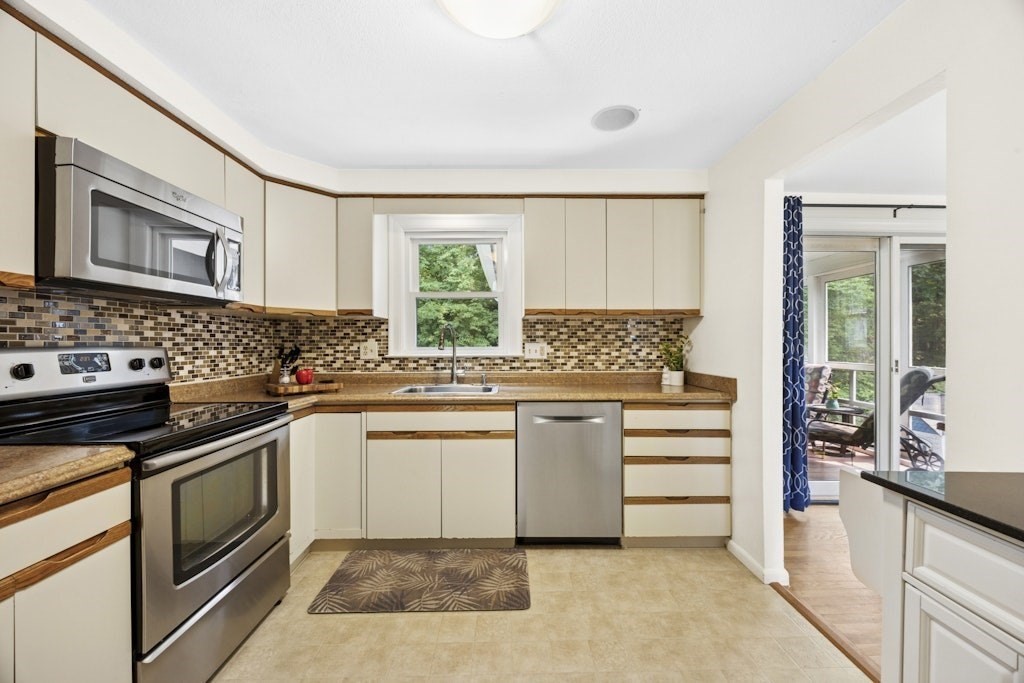 24 Juniper Brook Road Northborough, MA 01532 - Photo 7 of 33 Gallery Image 7