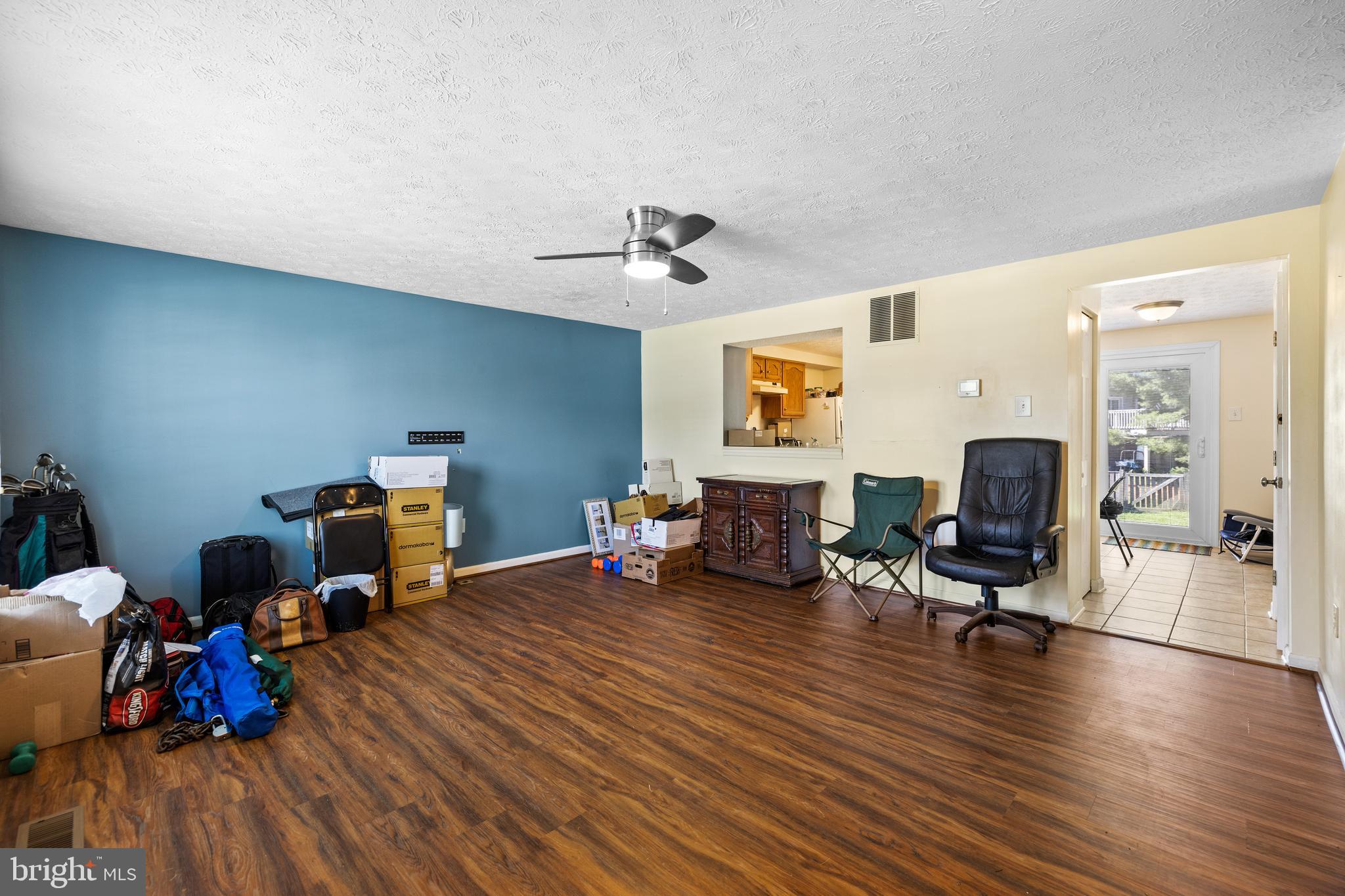 16 Turnmill Court Nottingham, MD 21236 - Photo 4 of 20 Living Room