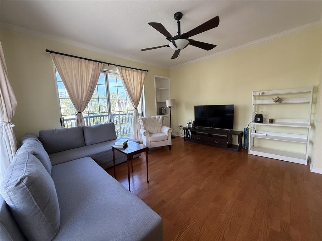 120 South Obrien Street Tampa, FL 33609 - Photo 13 of 47 a living room with furniture and a flat screen tv