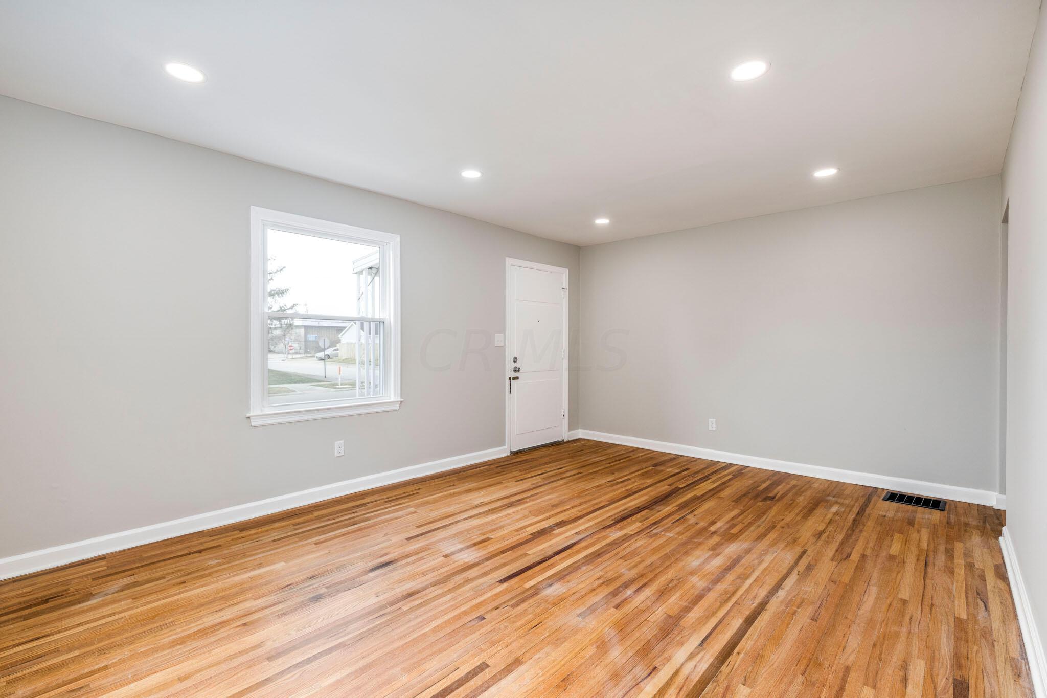 3422 Beulah Road Columbus, OH 43224 - Photo 6 of 19 Living Room