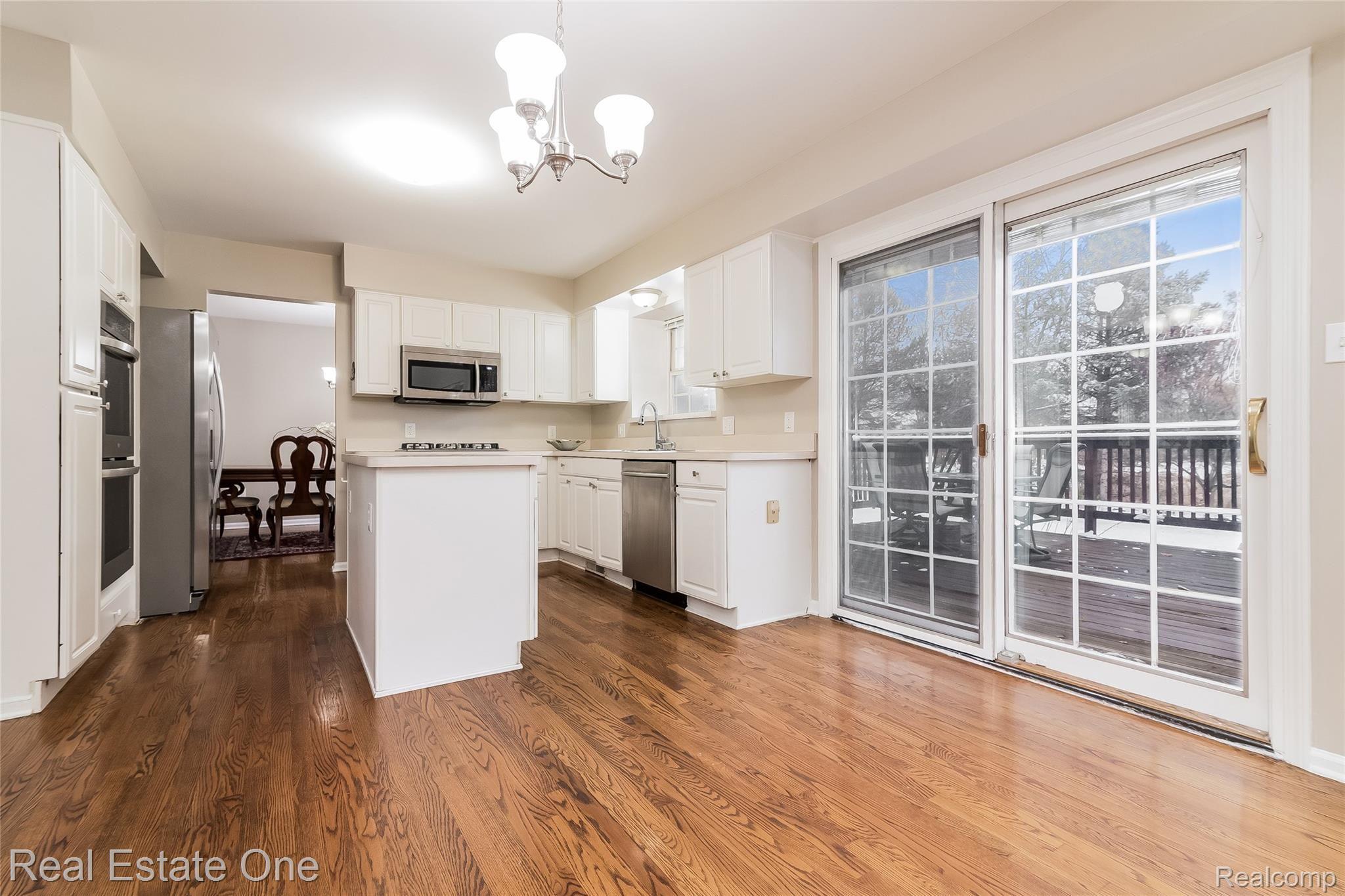 6664 Raintree Drive Canton, MI 48187 - Photo 10 of 43 014-photo-breakfast-nook-8820909.jpg