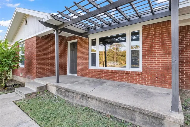 a view of an entrance of the house