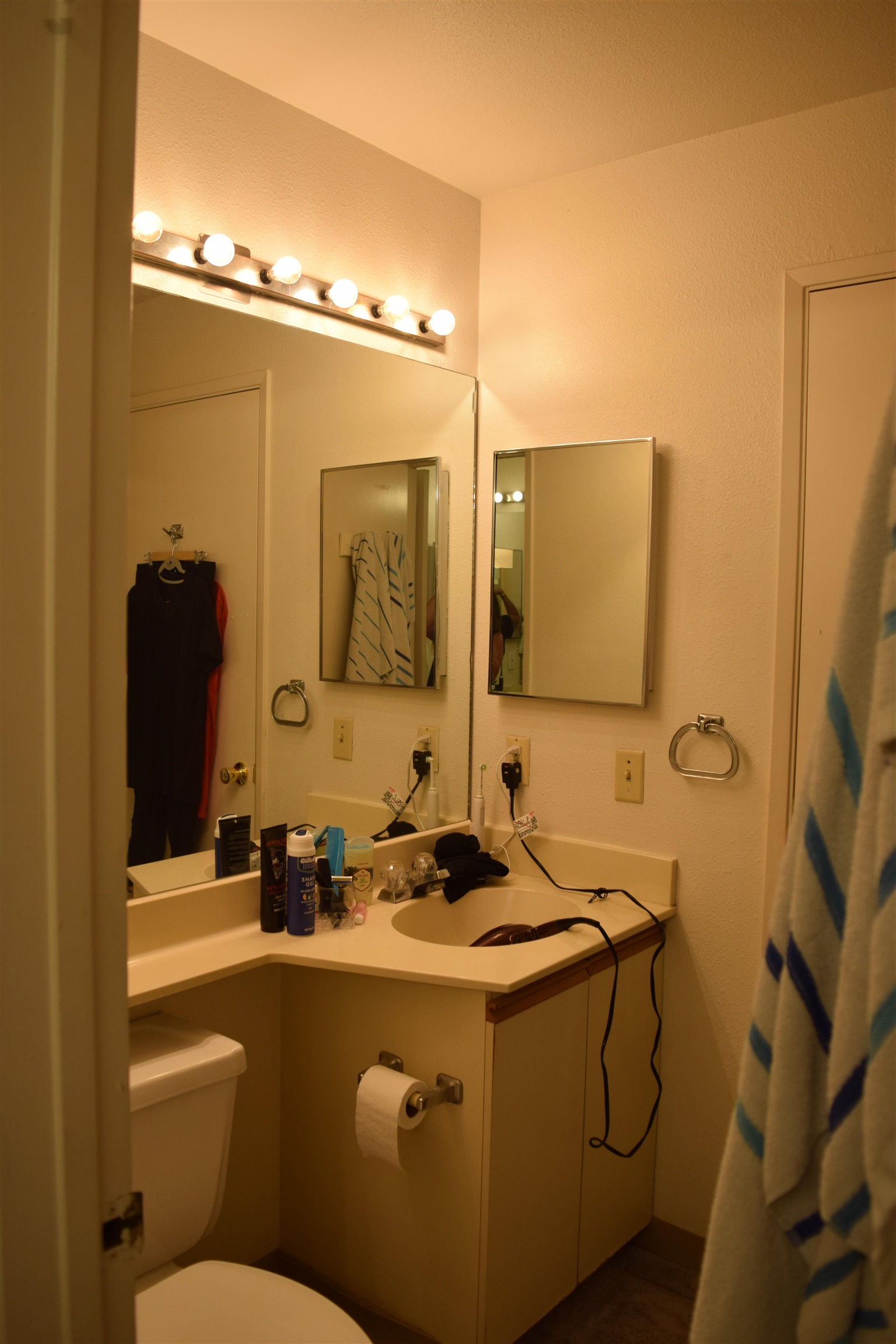 140 Uwapo Road, Unit 41203 Kihei, HI 96753 - Photo 11 of 17 a bathroom with a sink mirror and a toilet
