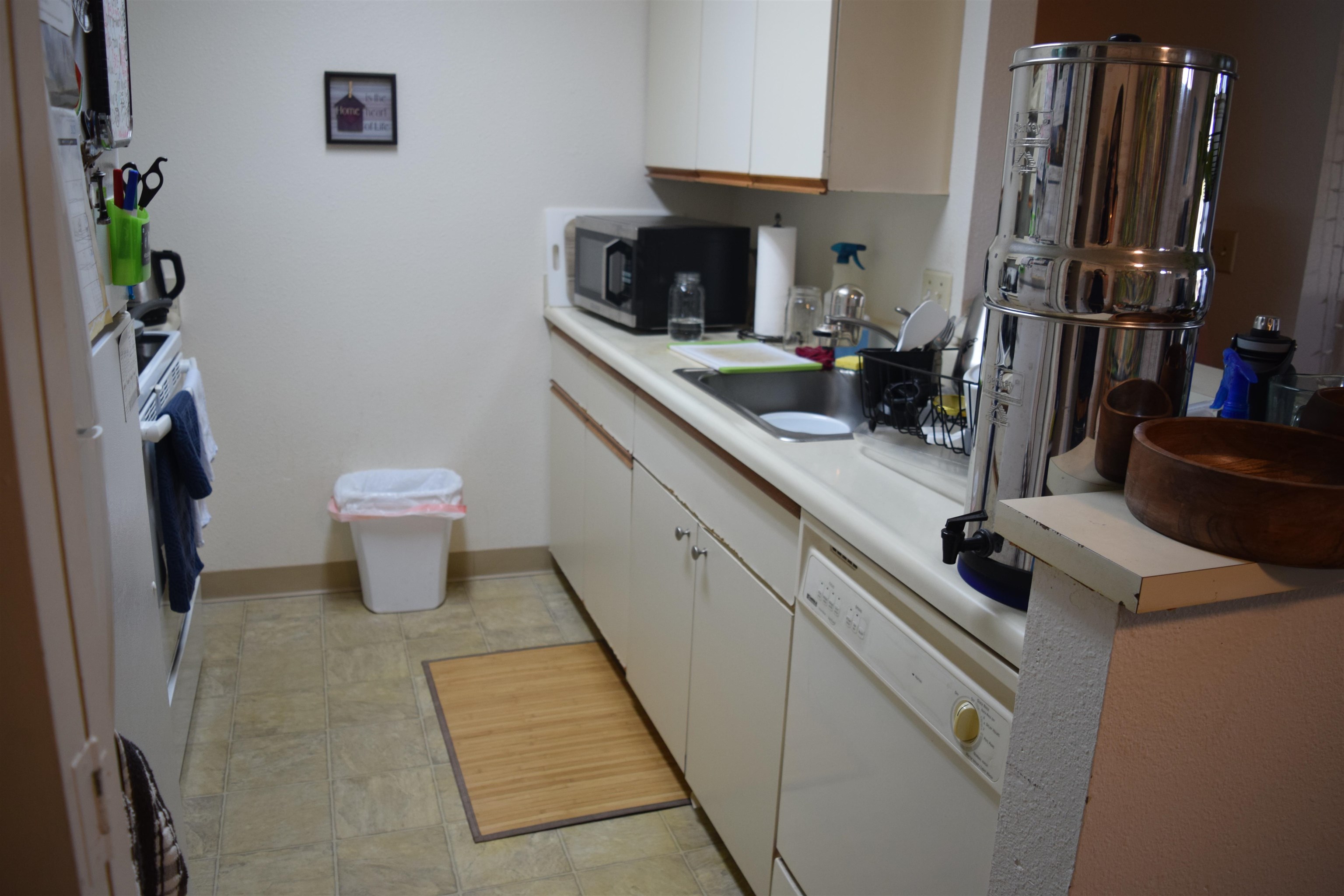 140 Uwapo Road, Unit 41203 Kihei, HI 96753 - Photo 6 of 17 a bathroom with a sink a toilet and a mirror