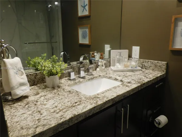 $3,150 | 5401 Collins Avenue, Unit 526, Miami Beach, FL 33140