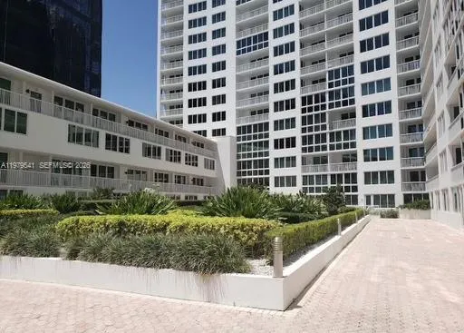 $3,150 | 5401 Collins Avenue, Unit 526, Miami Beach, FL 33140