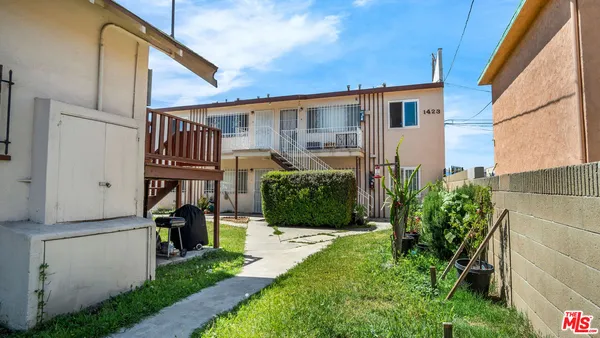$2,000 | 1423 Martin Luther King Jr Avenue, Unit 3, Long Beach, CA 90813