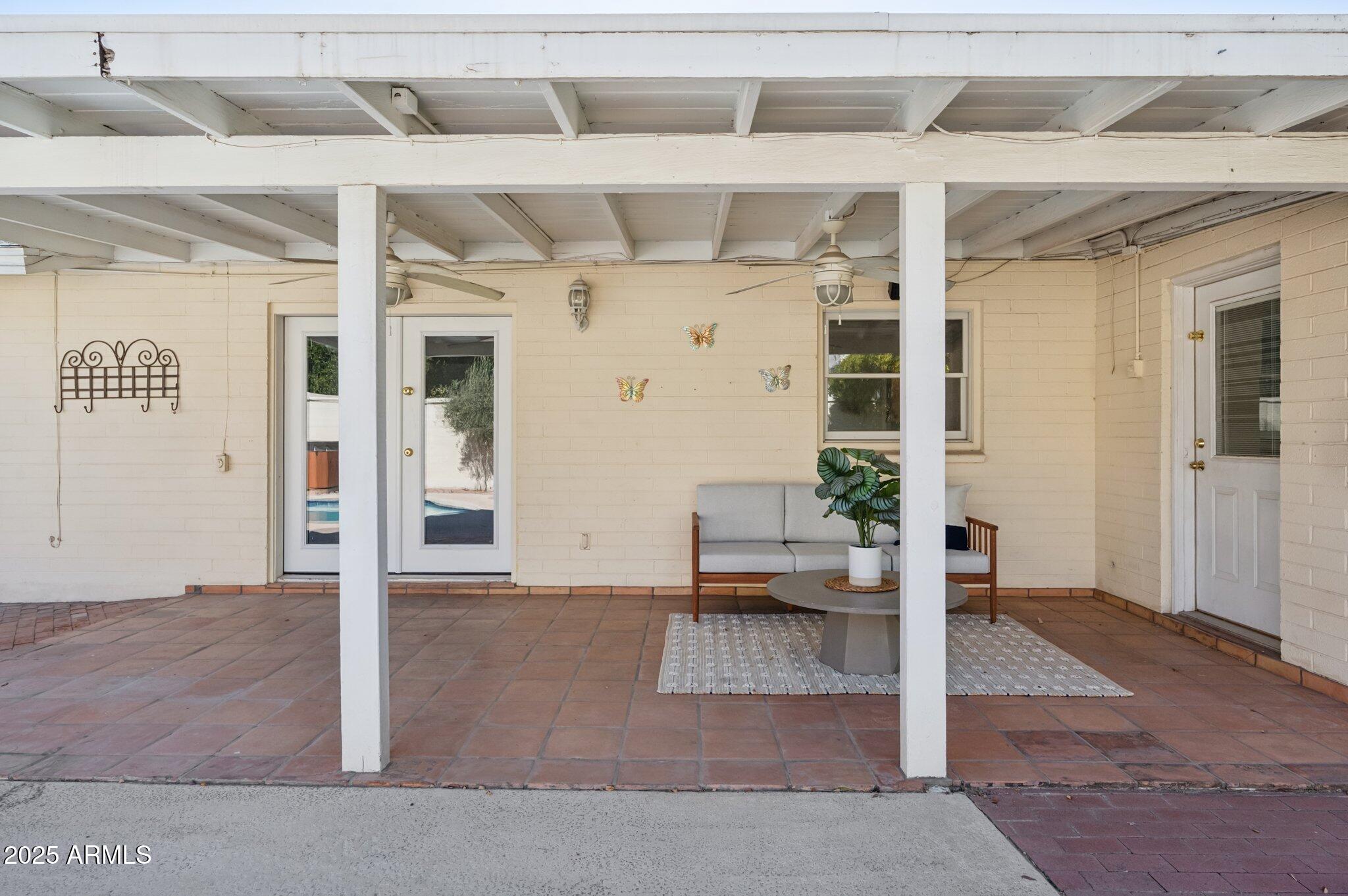 602 West Palmaire Avenue Phoenix, AZ 85021 - Photo 25 of 33 a view of a entryway with a table and chair