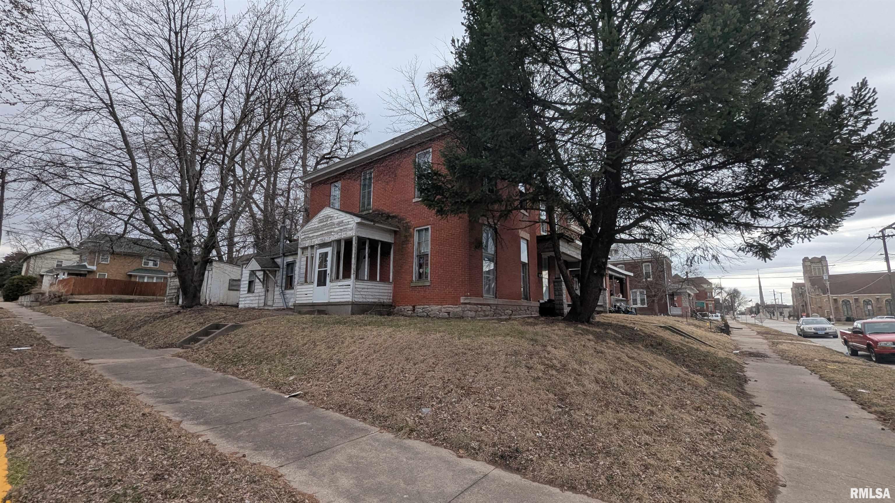 702 Spring Street Quincy, IL 62301 - Photo 2 of 8 Gallery Image 2