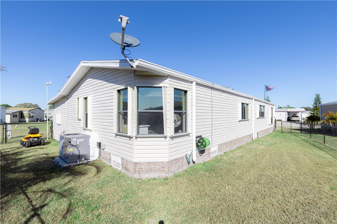 913 Redbud Road Barefoot Bay, FL 32976 - Photo 6 of 31