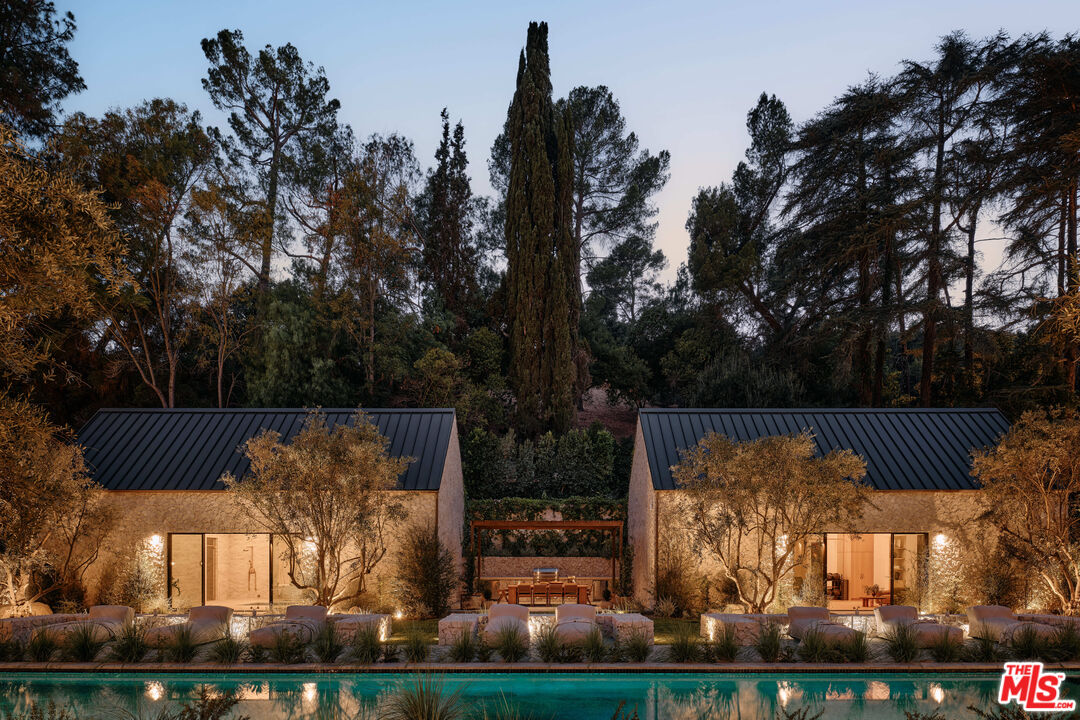3405 Fryman Road Studio City, CA 91604 - Photo 29 of 31 a view of a yard with plants and a table