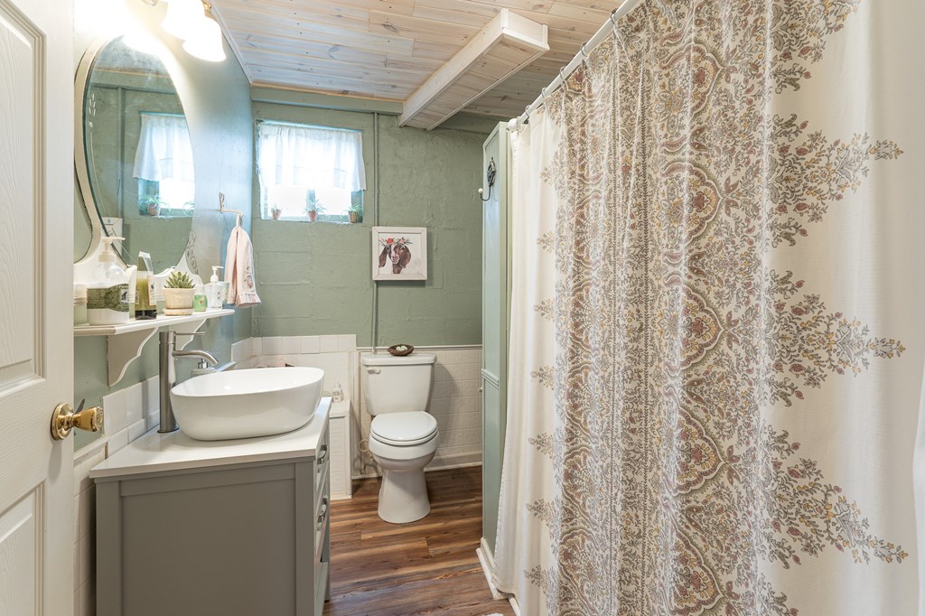457 Persimmon Hts Road Murphy, NC 28906 - Photo 17 of 42 a bathroom with a sink toilet and shower