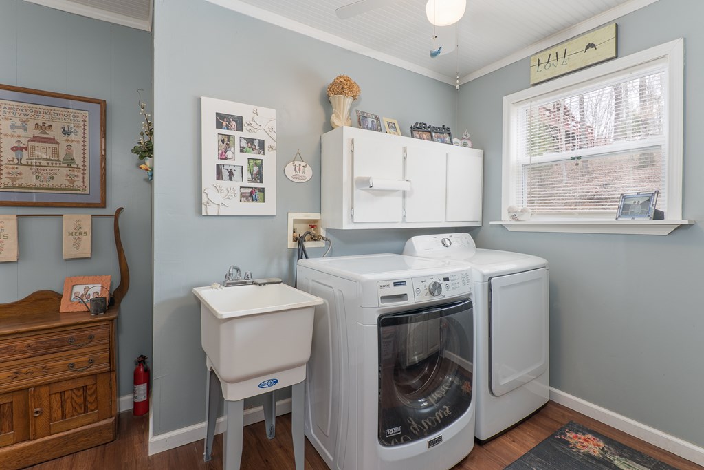 457 Persimmon Hts Road Murphy, NC 28906 - Photo 32 of 42 a utility room with dryer and washer