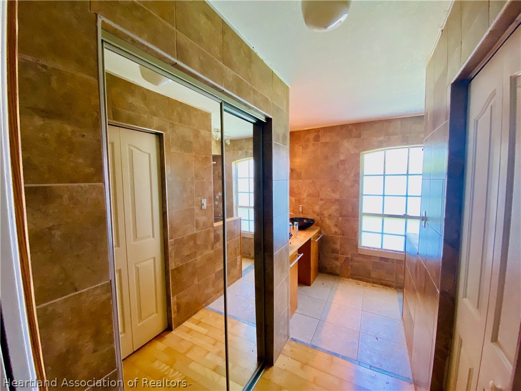 248 Tangerine Road Lake Placid, FL 33852 - Photo 6 of 16 a view of a bathroom with a tub and shower