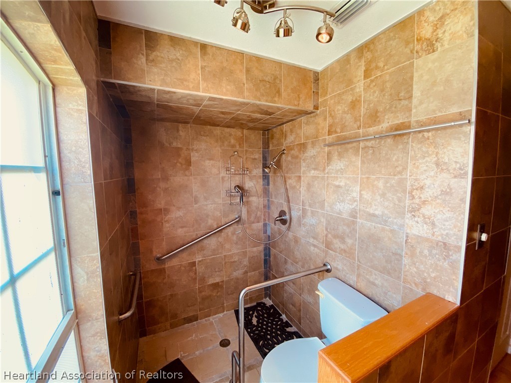 248 Tangerine Road Lake Placid, FL 33852 - Photo 7 of 16 a bathroom with a tub