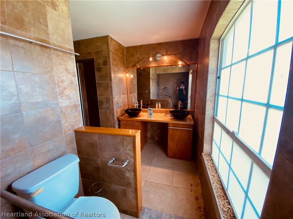 248 Tangerine Road Lake Placid, FL 33852 - Photo 8 of 16 a bathroom with a sink mirror toilet and bathtub