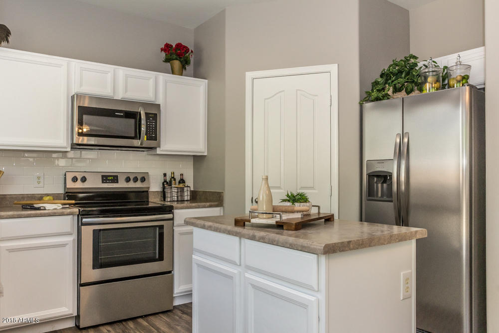 4014 West Carter Road Phoenix, AZ 85041 - Photo 3 of 33 IMG_8921