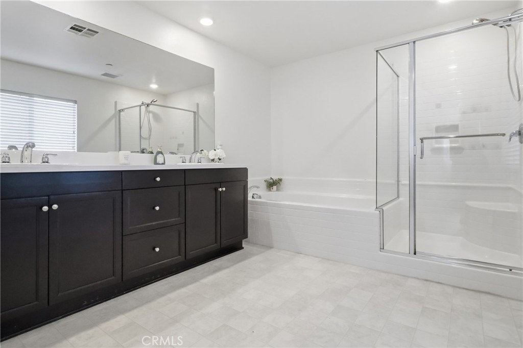 19452 Fortunello Avenue Riverside, CA 92508 - Photo 11 of 25 Master/Primary Bathroom