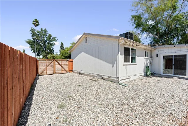 a view of backyard of the house