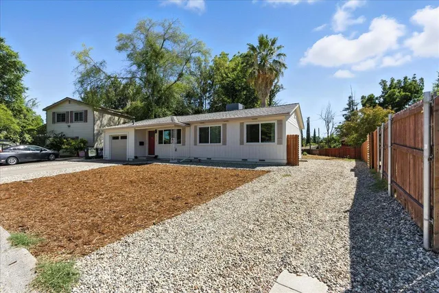 a view of a backyard with pathway