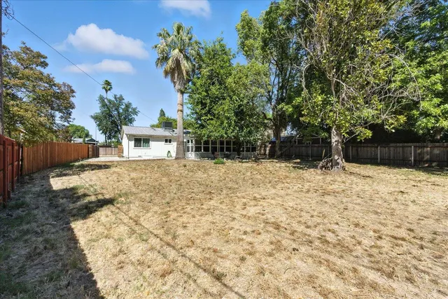 a view of a backyard