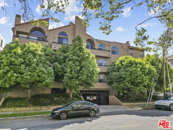 $3,449 | 14572 Dickens Street, Unit 303, Sherman Oaks, CA 91403