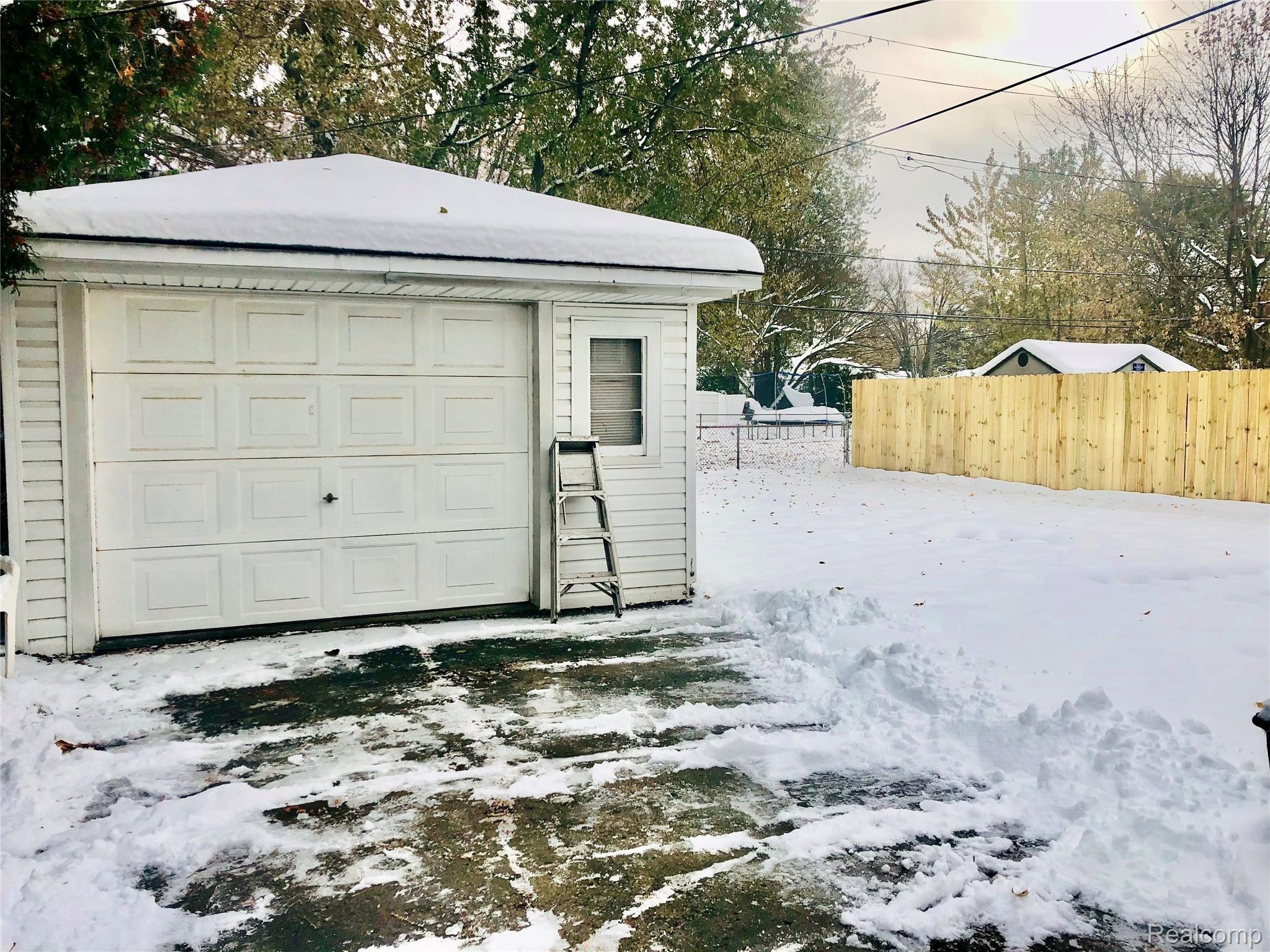 14860 Stephens Road Eastpointe, MI 48021 - Photo 22 of 25 fullsizeoutput_69.jpeg
