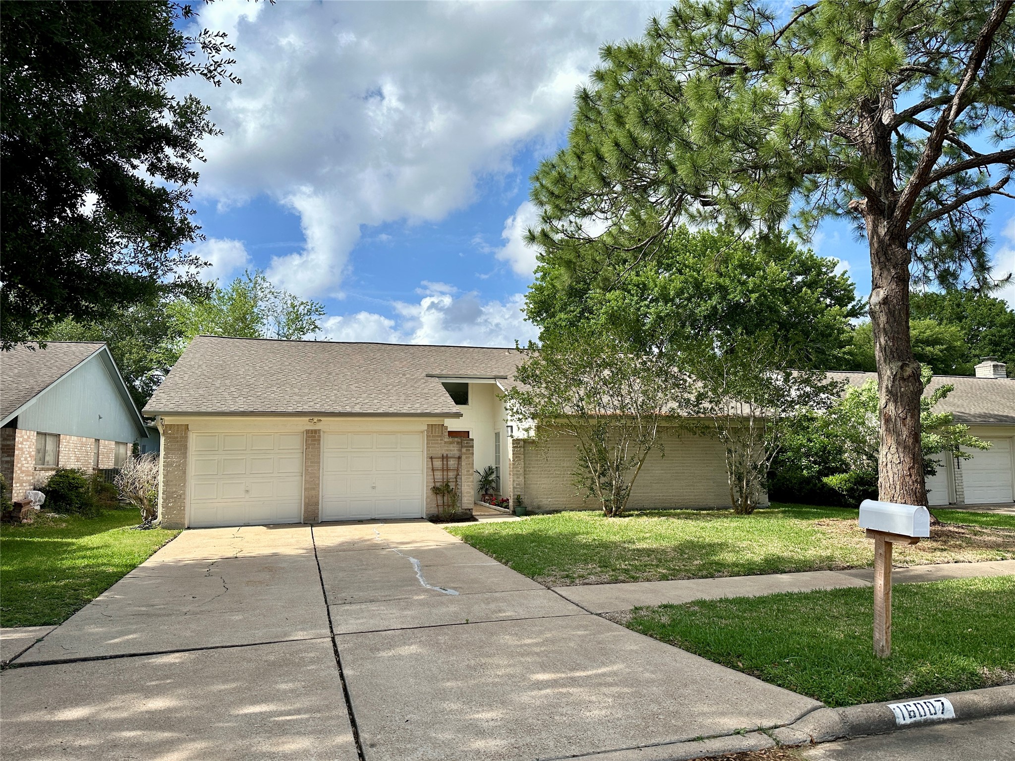 16007 Mill Point Drive Houston, TX 77059 - Photo 3 of 38