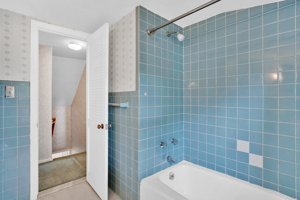 328 Hartwick Street Springfield, MA 01108 - Photo 18 of 37