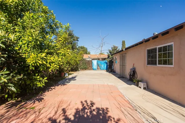 a view of a backyard of the house