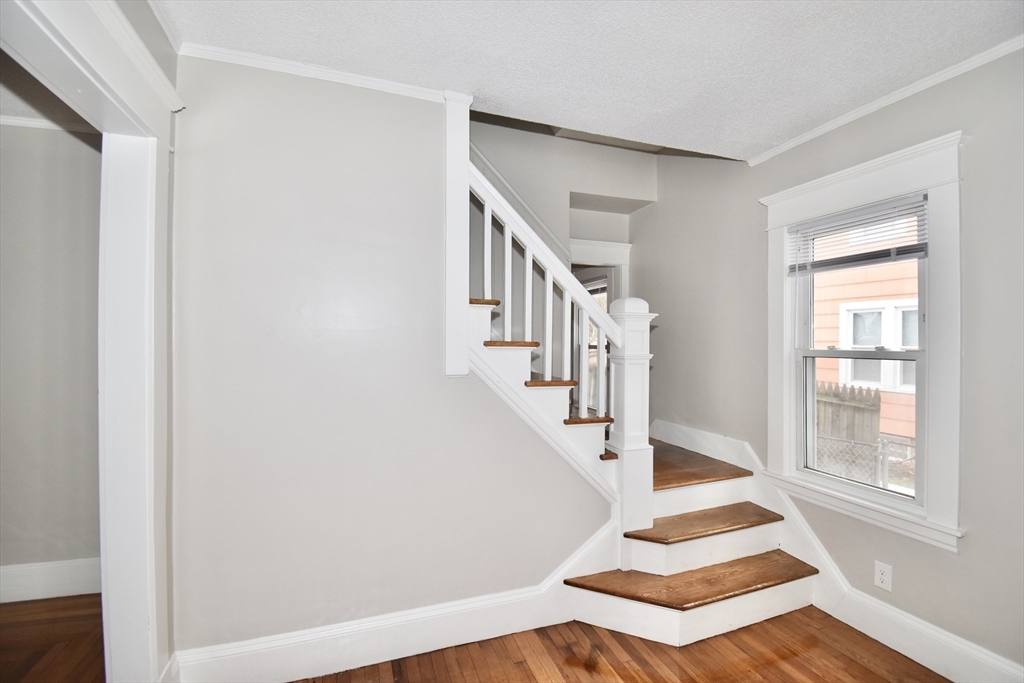 34 Castle Street Springfield, MA 01118 - Photo 4 of 39