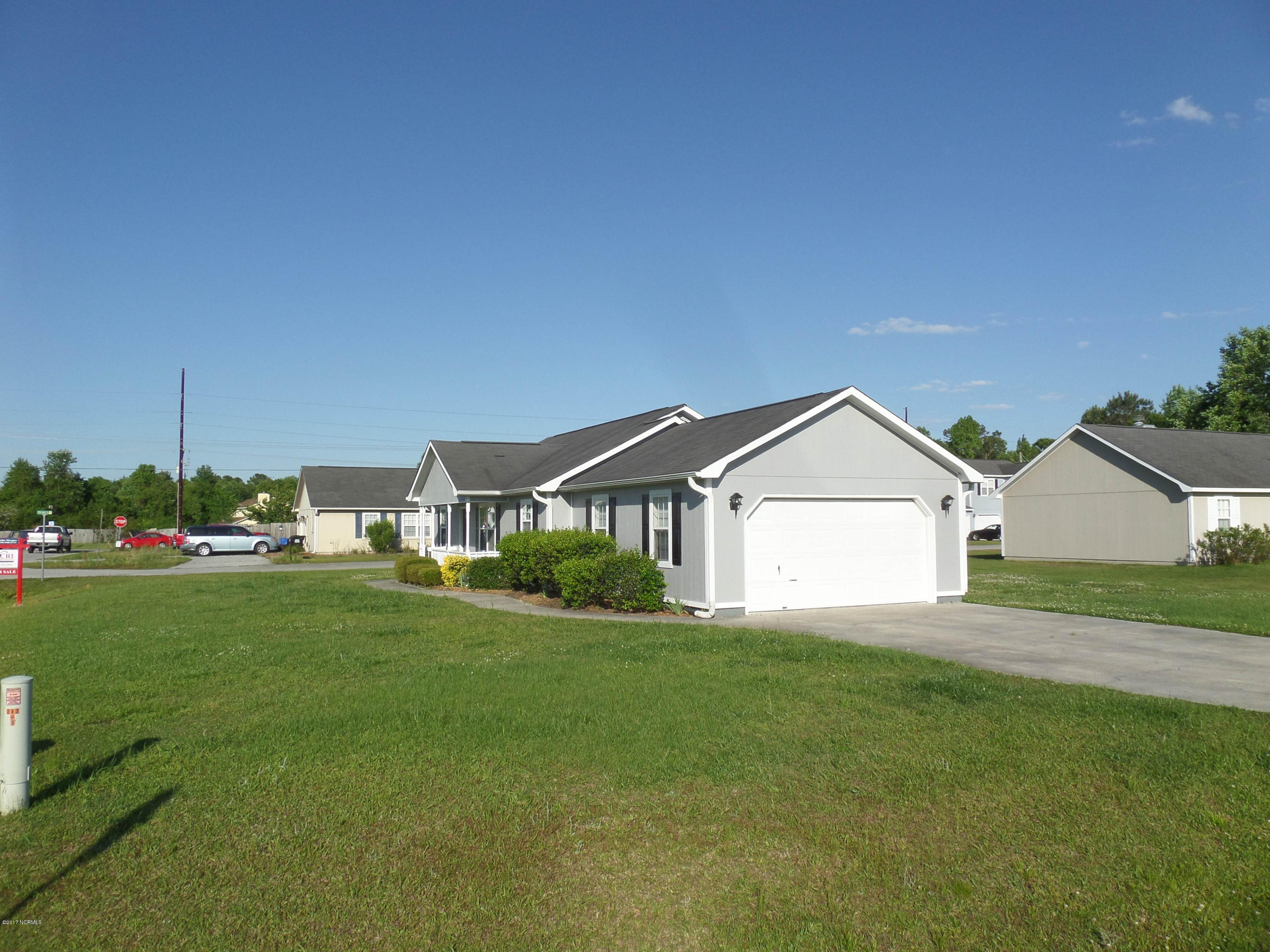 401 Sumrell Way Hubert, NC 28539 - Photo 5 of 26 Side entry garage