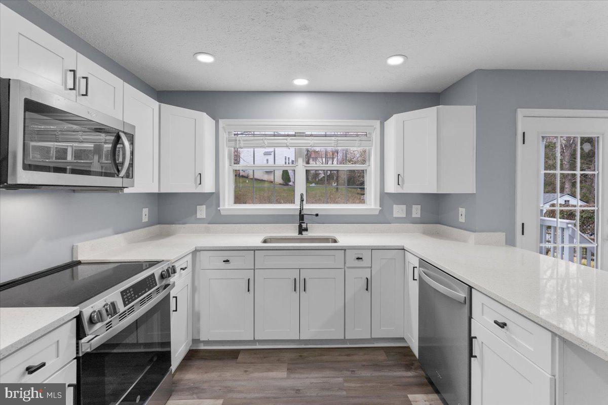 10415 Labrador Loop Manassas, VA 20112 - Photo 33 of 66 a kitchen with a sink stove and microwave