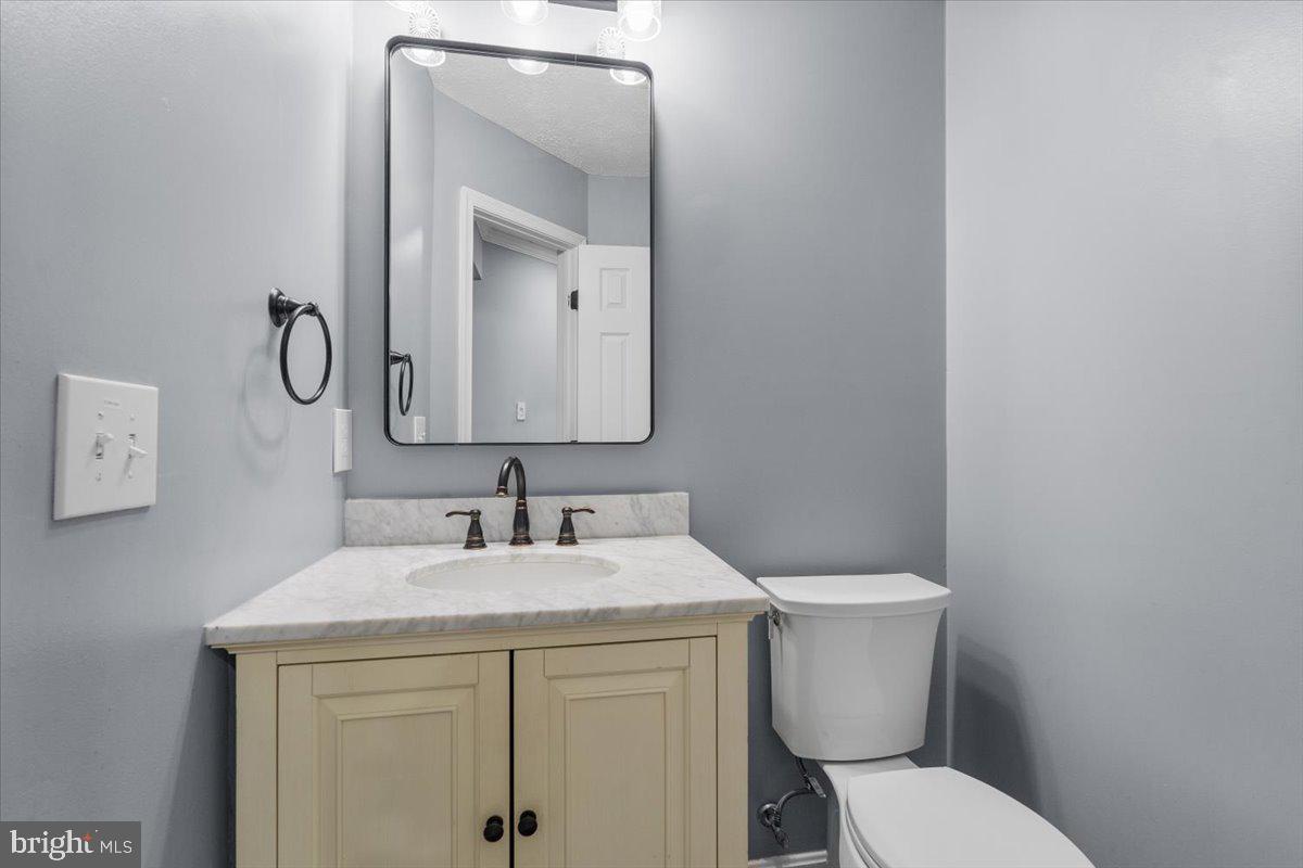 10415 Labrador Loop Manassas, VA 20112 - Photo 39 of 66 a bathroom with a toilet sink and mirror