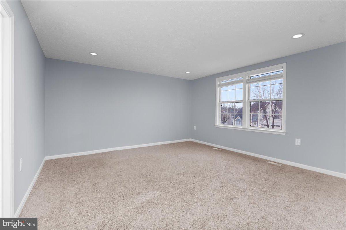 10415 Labrador Loop Manassas, VA 20112 - Photo 40 of 66 an empty room with windows